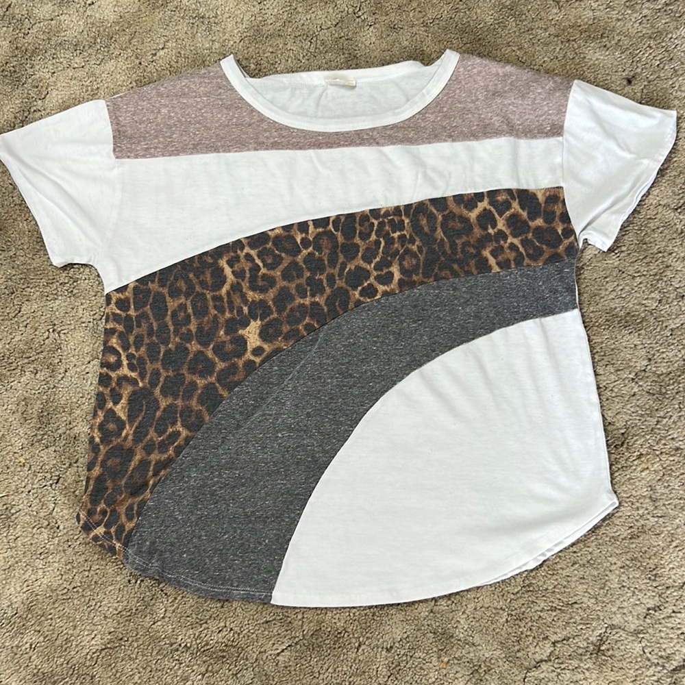 Women’s boutique leopard 🐆 shirt size large brand is BIBI